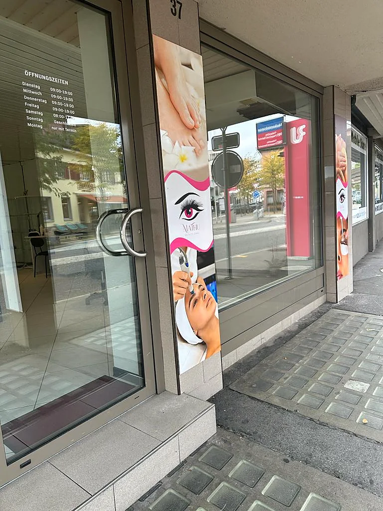 Eingang des Studios an der St. Gallerstrasse 37 mit Logo im Schaufenster