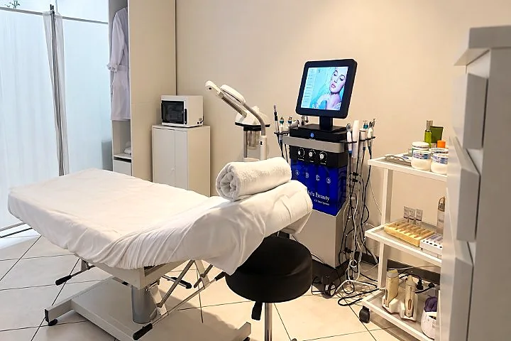 Behandlungsraum mit Hydrafacial Gerät und Liege