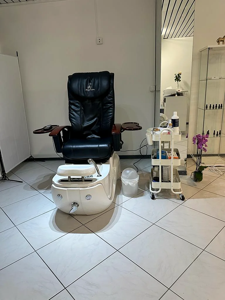 Pedicure-Stuhl im Studio Mathu Beauty Care